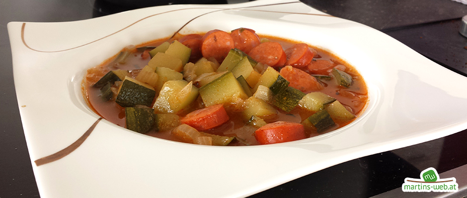 Zucchinigulasch mit Debreziner Zucchinigulasch mit Debreziner