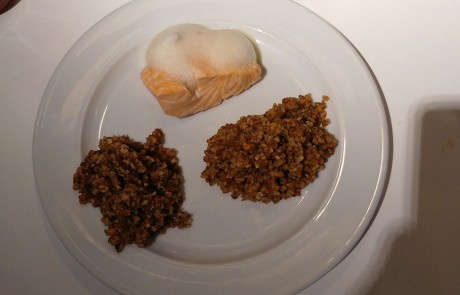 Gedämpfer Lachs mit Orangenschaum und Vollkornbeilage