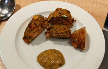 Grönsaksbullar-Roulade mit geräuchertem Lachs