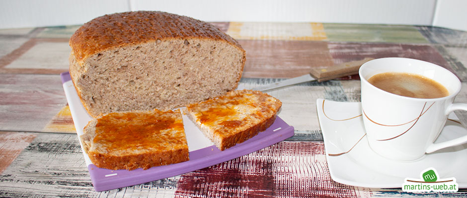 Fluffiger Frühstücks-Germkuchen mit Nüssen