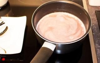 Toffifee in der Milch schmelzen