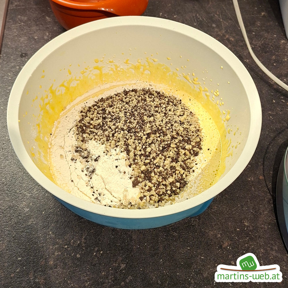 Gehackte Mandeln und Schokolade dazugeben