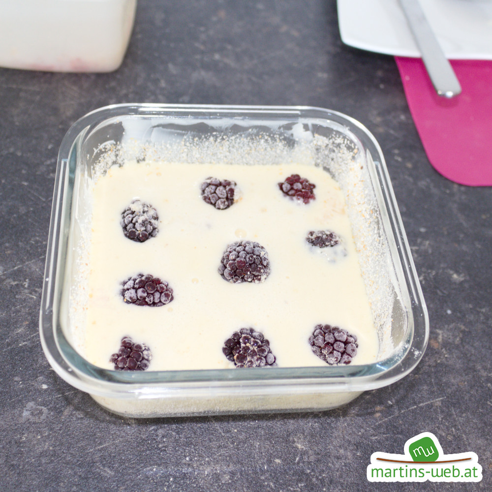Brombeer-weiße Schoko Dessert vor dem Backen