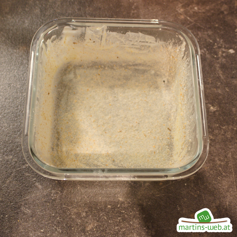 Backform mit Butter und Brösel